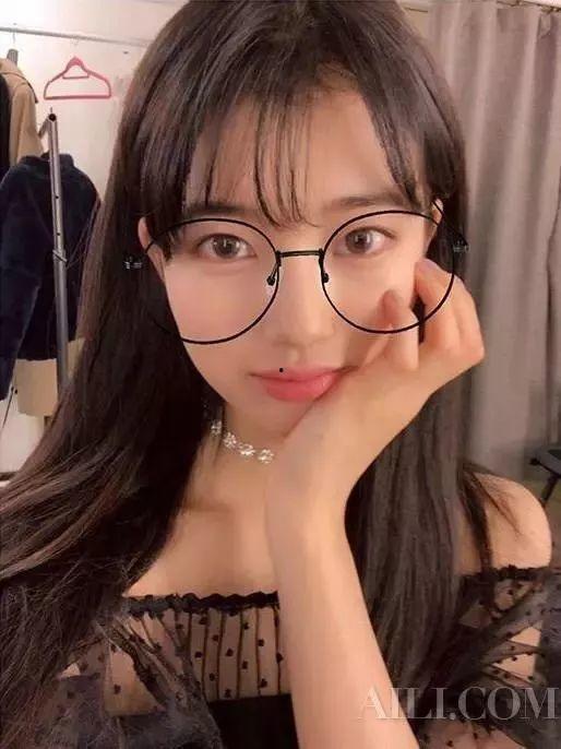 宿舍眼镜妹妹吃瓜,揭秘校园八卦风云