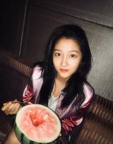 关晓彤吃瓜事件,真相与舆论的碰撞